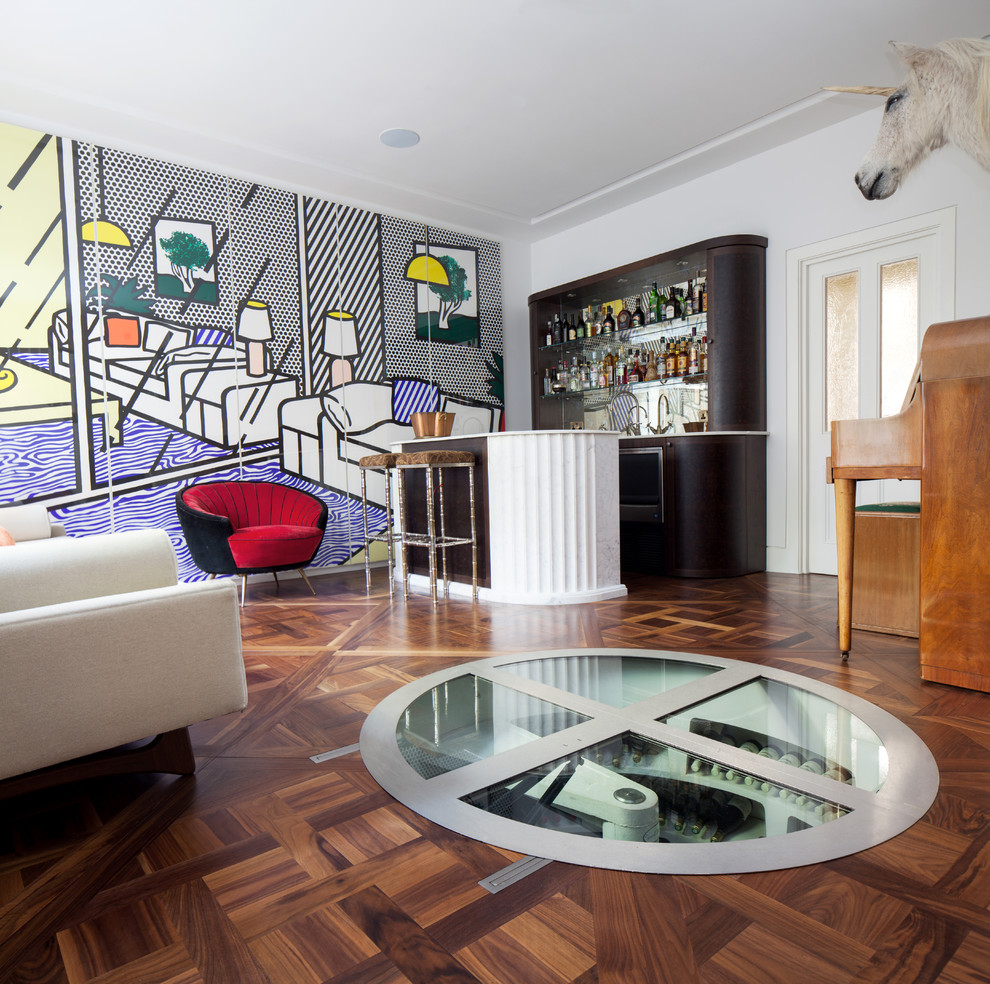 Пример оригинального дизайна: гостиная комната в стиле фьюжн с темным паркетным полом и домашним баром