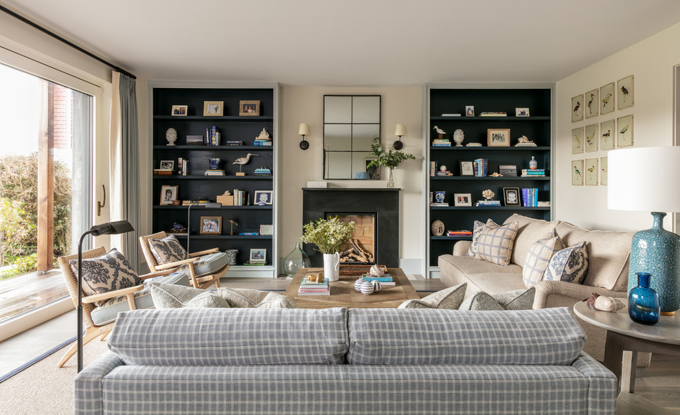 Mittelgroßes Maritimes Wohnzimmer mit beiger Wandfarbe, braunem Holzboden, Kamin und braunem Boden in Sussex