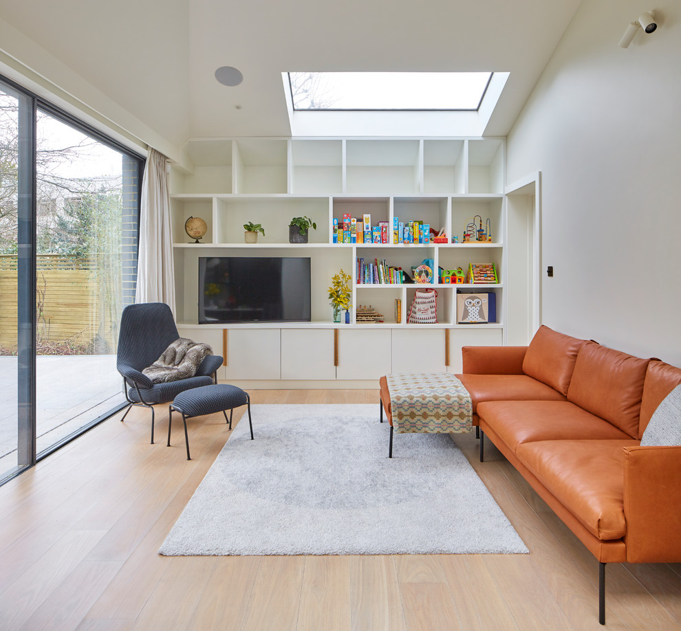 Diseño de sala de estar contemporánea con paredes blancas, suelo de madera clara, pared multimedia y suelo beige
