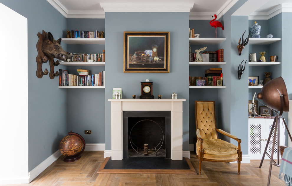ロンドンにある中くらいなエクレクティックスタイルのおしゃれなファミリールーム (無垢フローリング、標準型暖炉、金属の暖炉まわり、茶色い床) の写真