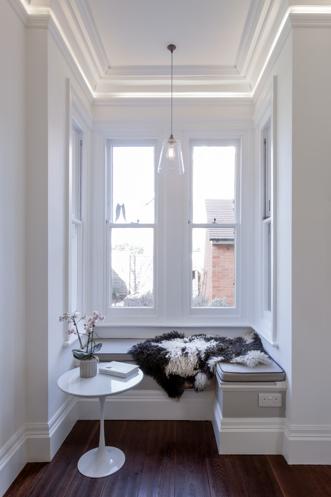 Klassisches Wohnzimmer mit weißer Wandfarbe, dunklem Holzboden und braunem Boden in Hertfordshire
