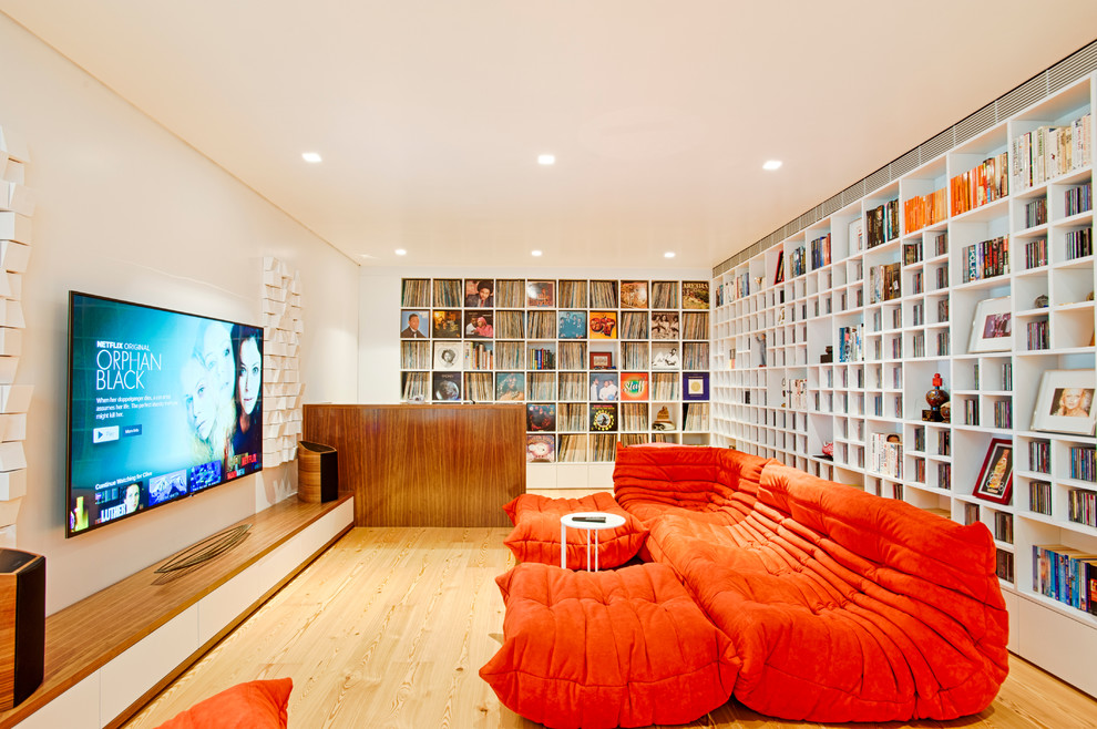 Foto di un soggiorno contemporaneo di medie dimensioni e chiuso con pareti bianche e pavimento beige