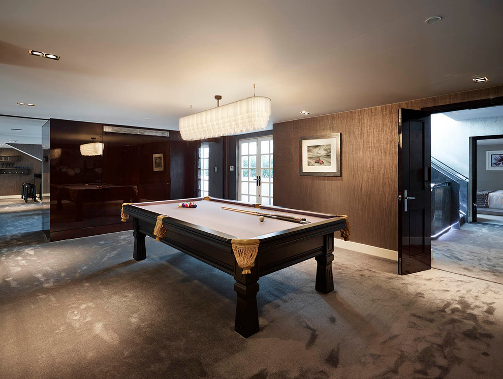 Пример оригинального дизайна: гостиная комната в современном стиле с коричневыми стенами и ковровым покрытием без камина