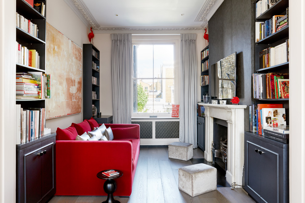 Kleine, Abgetrennte Stilmix Bibliothek mit weißer Wandfarbe, braunem Holzboden, Kamin, Kaminumrandung aus Stein und TV-Wand in London