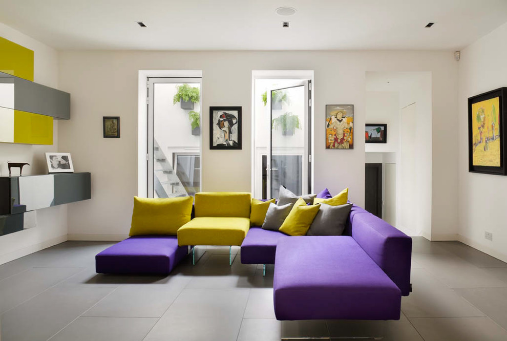 Immagine di un soggiorno contemporaneo di medie dimensioni e chiuso con pareti bianche, pavimento con piastrelle in ceramica, parete attrezzata e pavimento grigio