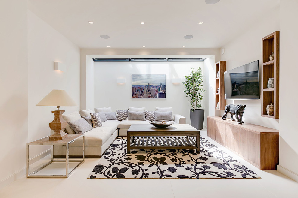 Источник вдохновения для домашнего уюта: гостиная комната в современном стиле с белыми стенами, телевизором на стене и белым полом без камина