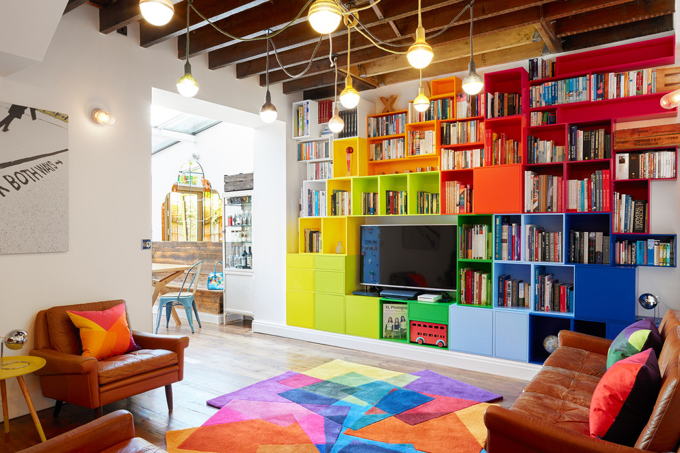 Immagine di un piccolo soggiorno eclettico aperto con pareti multicolore, parete attrezzata e parquet chiaro