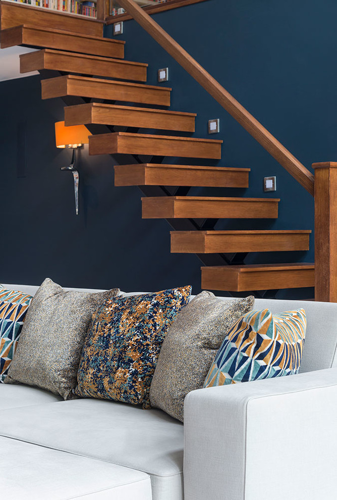 Großer Moderner Hobbyraum im Loft-Stil mit blauer Wandfarbe, Laminat, TV-Wand und grauem Boden in Surrey