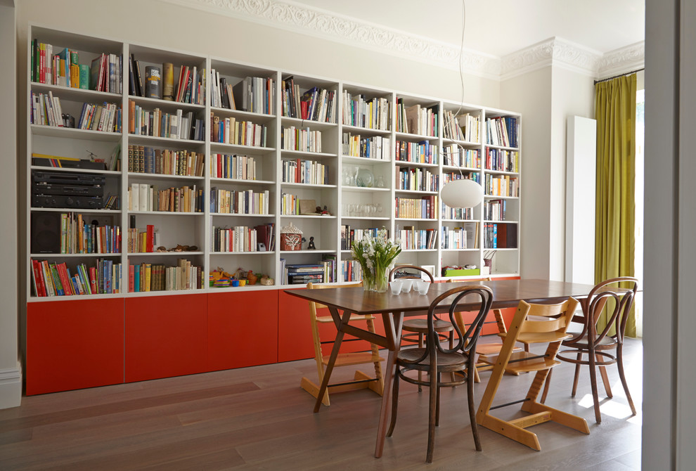 Diseño de sala de estar con biblioteca abierta contemporánea grande con paredes blancas, suelo de madera en tonos medios, todas las chimeneas y televisor independiente