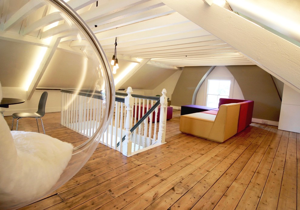 Cette image montre une salle de séjour minimaliste de taille moyenne et ouverte avec salle de jeu, un mur blanc, un sol en bois brun et un téléviseur indépendant.