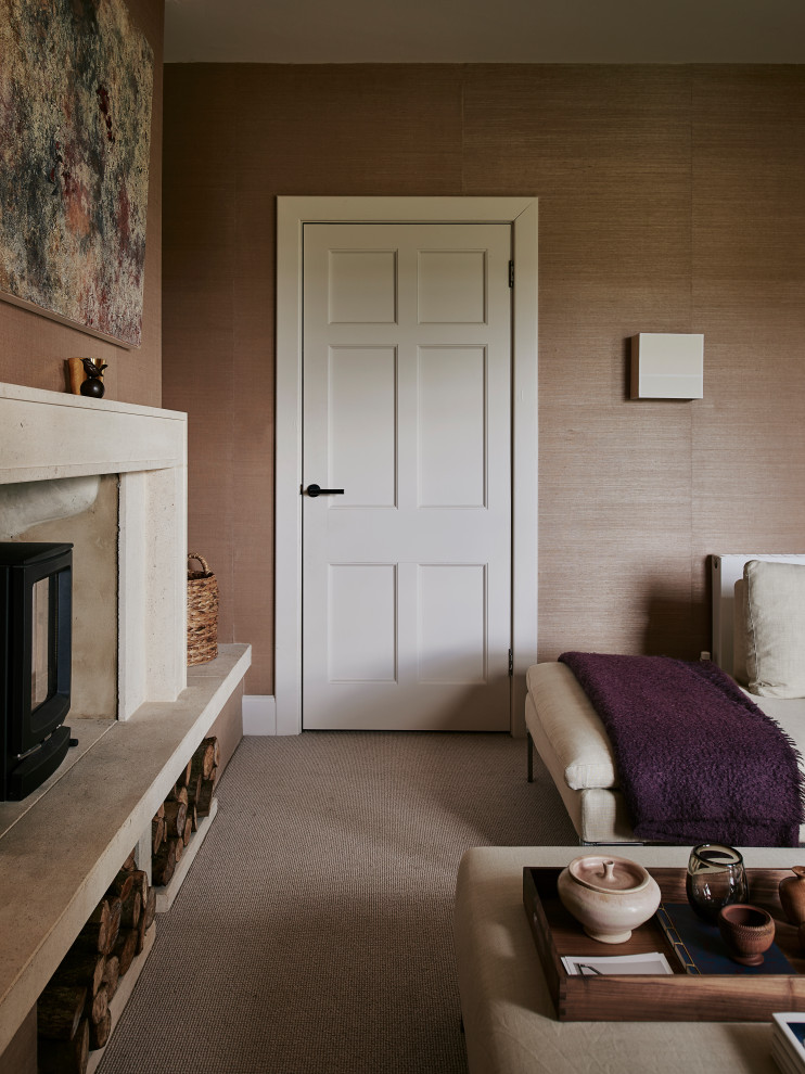 Idée de décoration pour une salle de séjour tradition de taille moyenne et fermée avec un mur rose, moquette, un poêle à bois, un manteau de cheminée en pierre et un téléviseur indépendant.