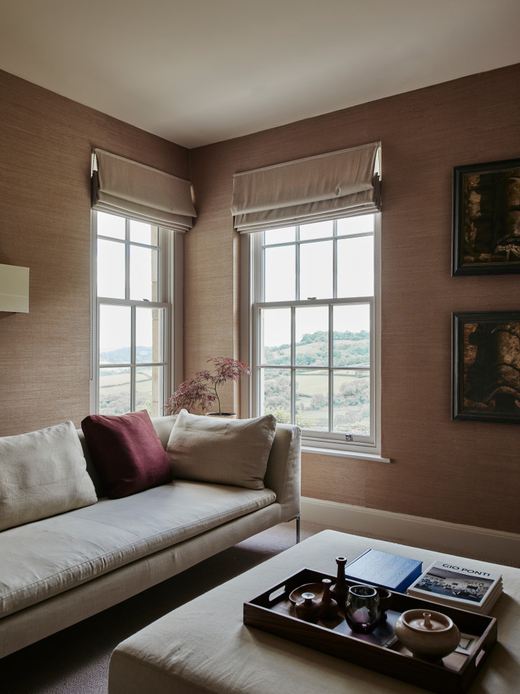 Inspiration pour une salle de séjour traditionnelle de taille moyenne et fermée avec un mur rose, moquette, un poêle à bois, un manteau de cheminée en pierre et un téléviseur indépendant.