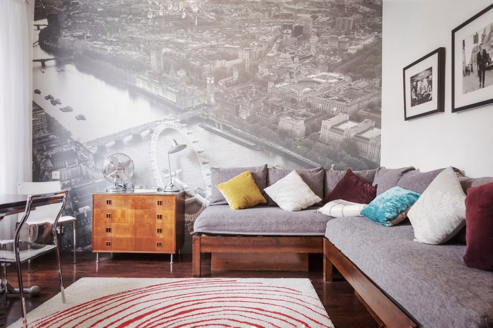 Cette image montre une salle de séjour design avec un mur blanc, un sol en bois brun et un sol marron.