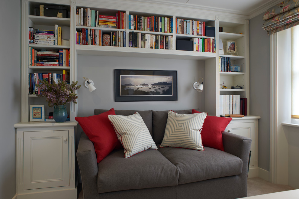 На фото: маленькая изолированная гостиная комната в современном стиле с с книжными шкафами и полками, серыми стенами и полом из известняка для на участке и в саду с