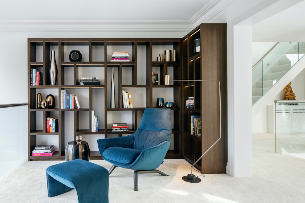 Ispirazione per un soggiorno minimal di medie dimensioni e aperto con libreria, pareti bianche, moquette, nessuna TV e pavimento beige