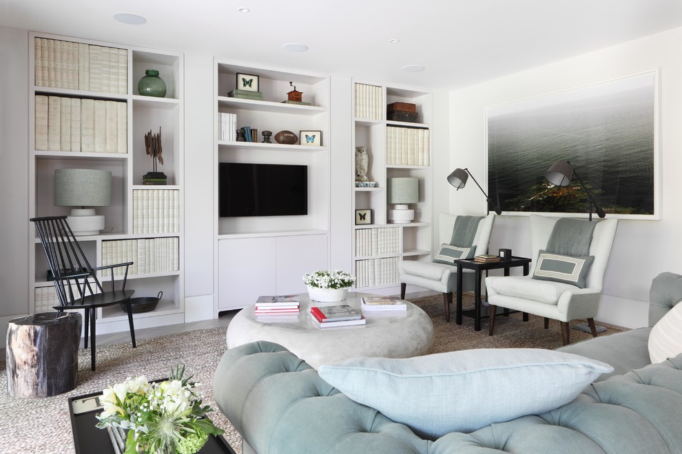 Diseño de sala de estar con biblioteca clásica renovada sin chimenea con paredes blancas, moqueta, televisor colgado en la pared y suelo negro
