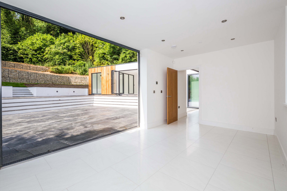 Modernes Wohnzimmer mit Keramikboden und weißem Boden in Gloucestershire