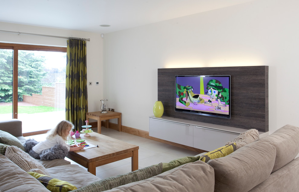 Diseño de sala de estar contemporánea de tamaño medio sin chimenea con paredes blancas y televisor colgado en la pared