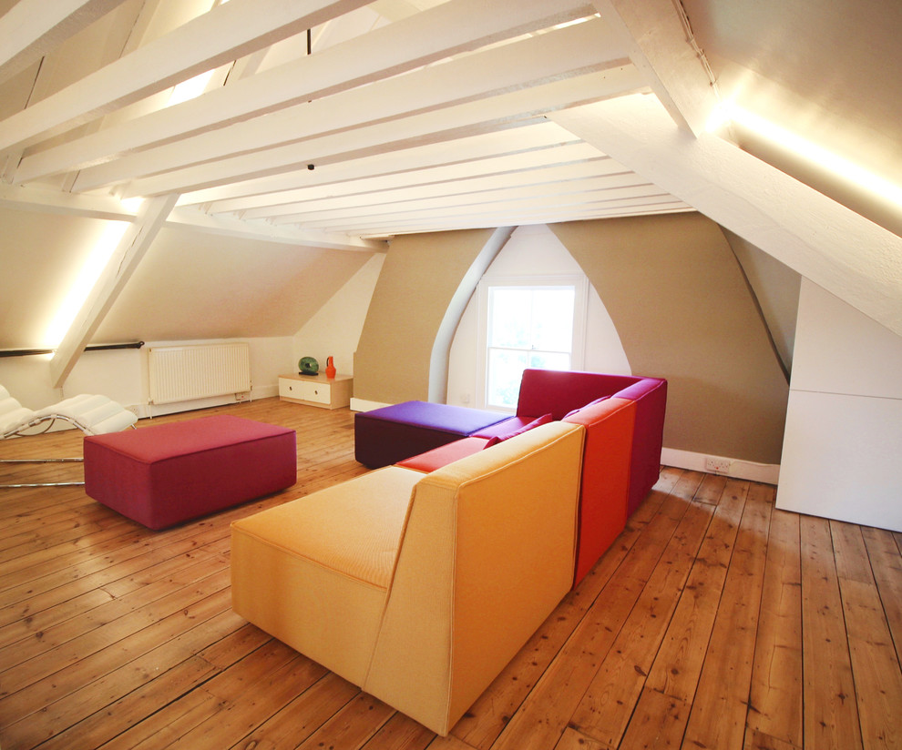 Idee per un soggiorno moderno di medie dimensioni e aperto con sala giochi, pareti bianche, pavimento in legno massello medio e TV autoportante