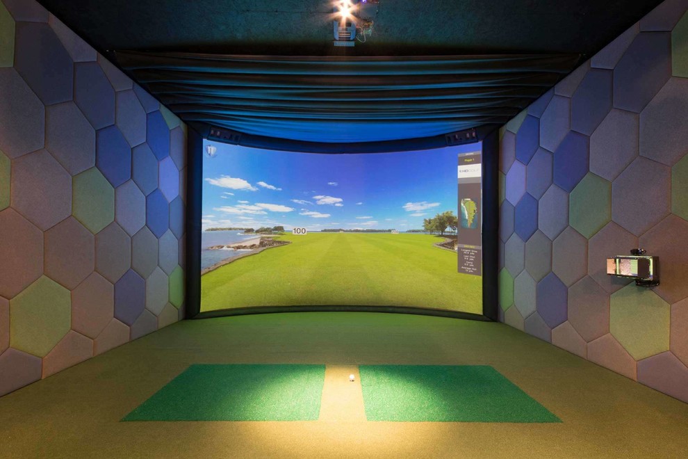 Cette image montre une grande salle de séjour design avec salle de jeu, un mur multicolore et un téléviseur fixé au mur.