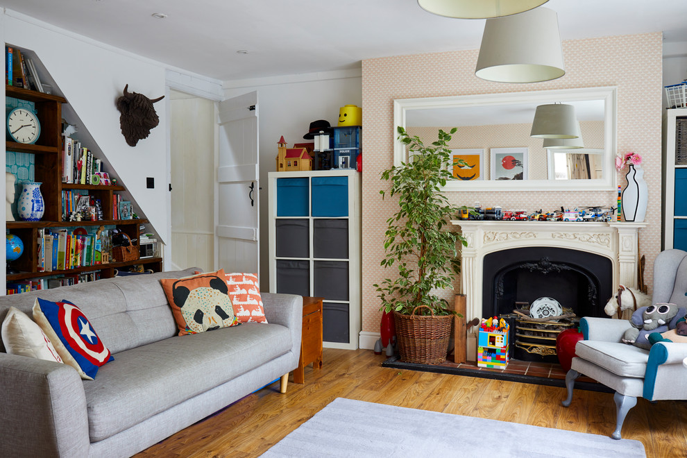 Abgetrenntes Country Wohnzimmer mit weißer Wandfarbe, braunem Holzboden, Kamin und braunem Boden in London