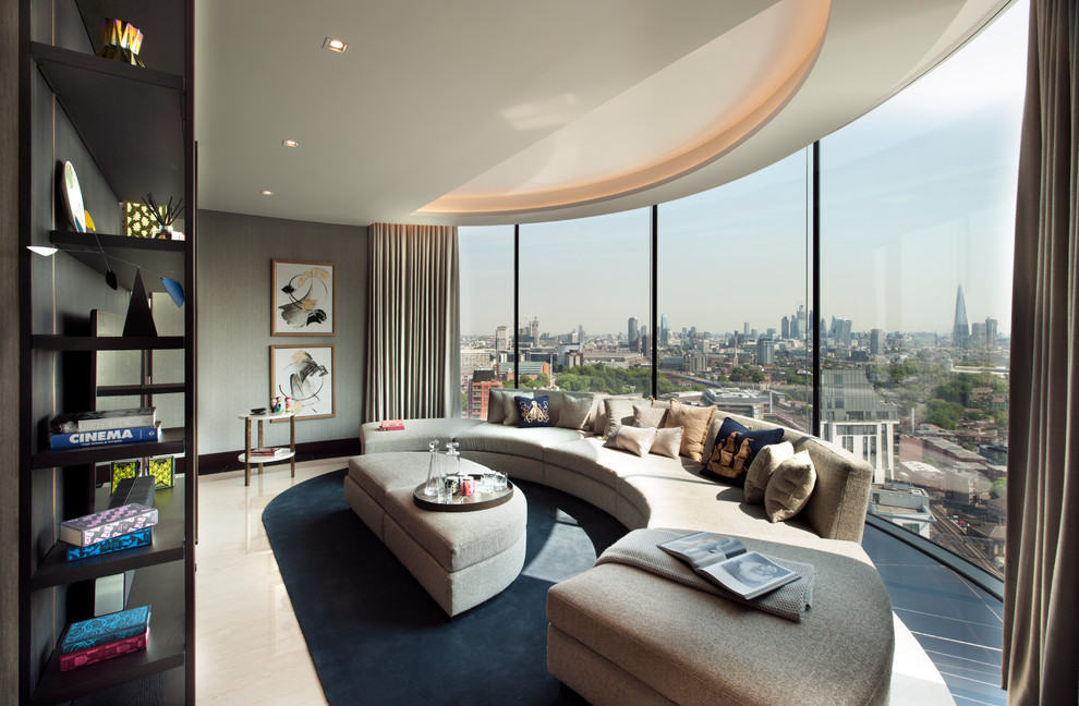 Großes, Abgetrenntes Modernes Wohnzimmer ohne Kamin mit grauer Wandfarbe, Marmorboden, TV-Wand und buntem Boden in London