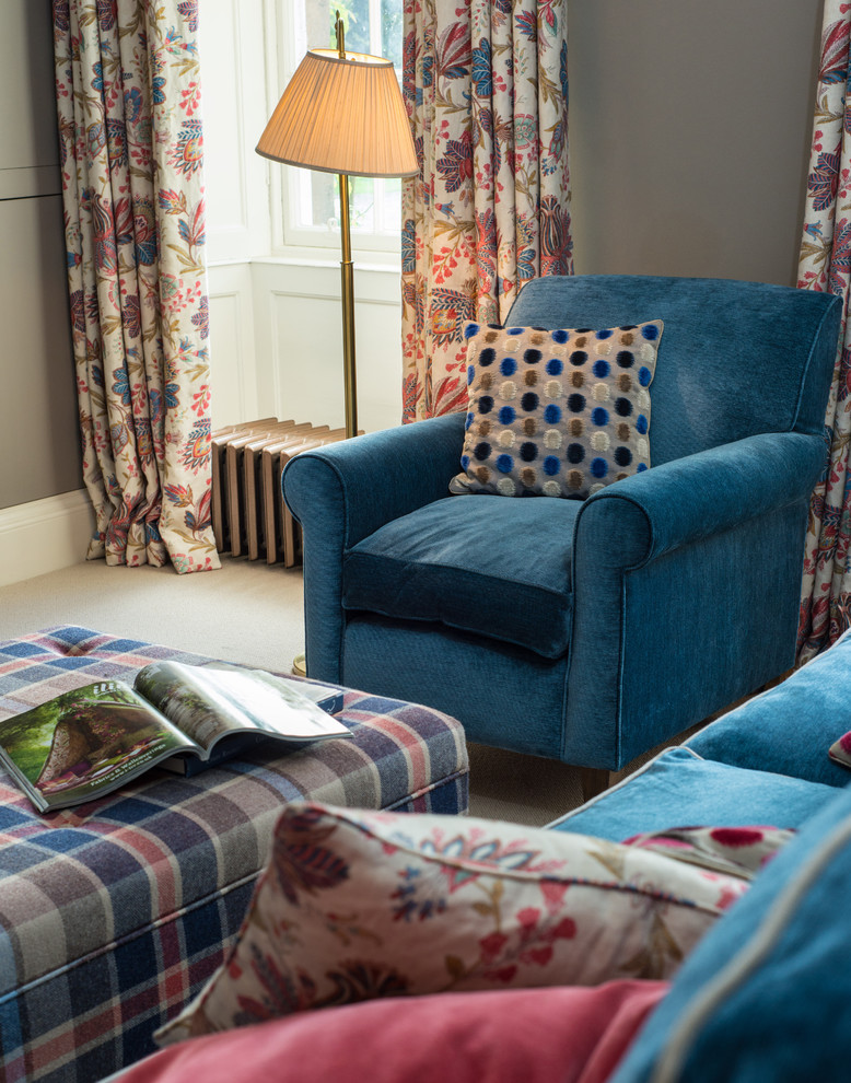 Foto di un soggiorno chic di medie dimensioni con pareti grigie, moquette, cornice del camino in legno, TV a parete e pavimento beige