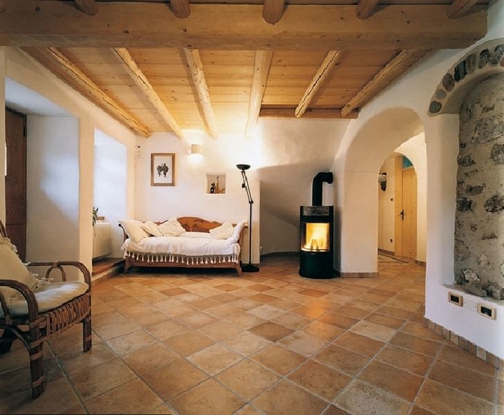 Источник вдохновения для домашнего уюта: гостиная комната в средиземноморском стиле с полом из терракотовой плитки