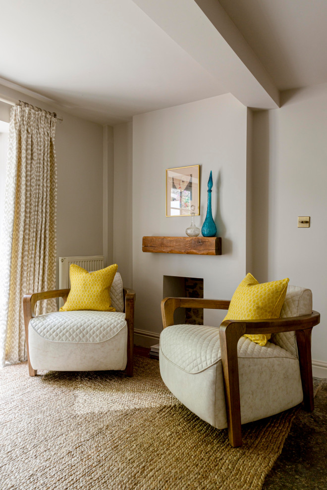 Foto de sala de estar abierta clásica renovada de tamaño medio sin televisor con paredes grises y suelo marrón