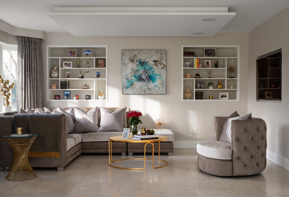 Imagen de sala de juegos en casa abierta actual grande con paredes grises, suelo de piedra caliza, pared multimedia y suelo gris