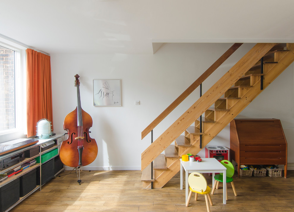 Aménagement d'une petite salle de séjour contemporaine avec une salle de musique, un mur blanc et parquet foncé.