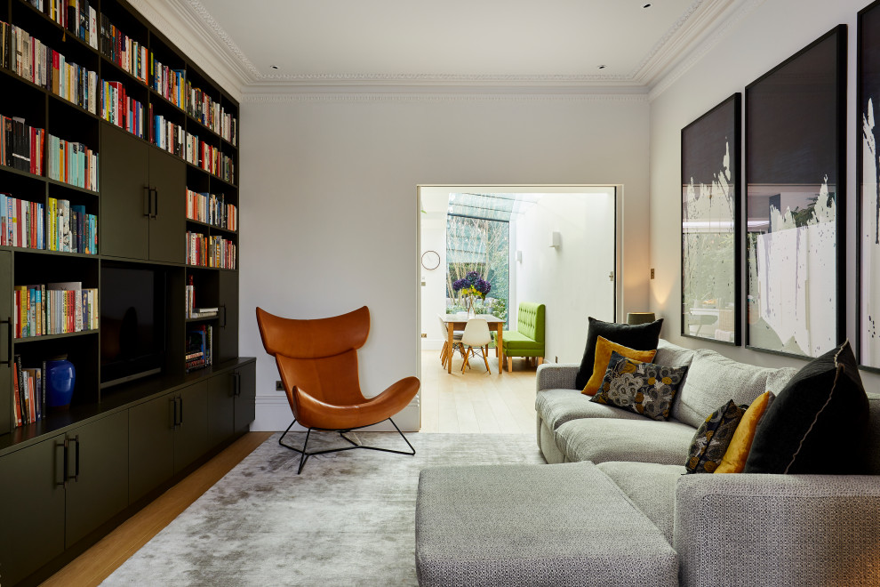 Imagen de sala de estar abierta contemporánea de tamaño medio con paredes blancas, moqueta, suelo gris y pared multimedia