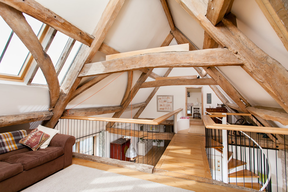 Diseño de sala de estar tipo loft clásica grande con suelo de madera clara