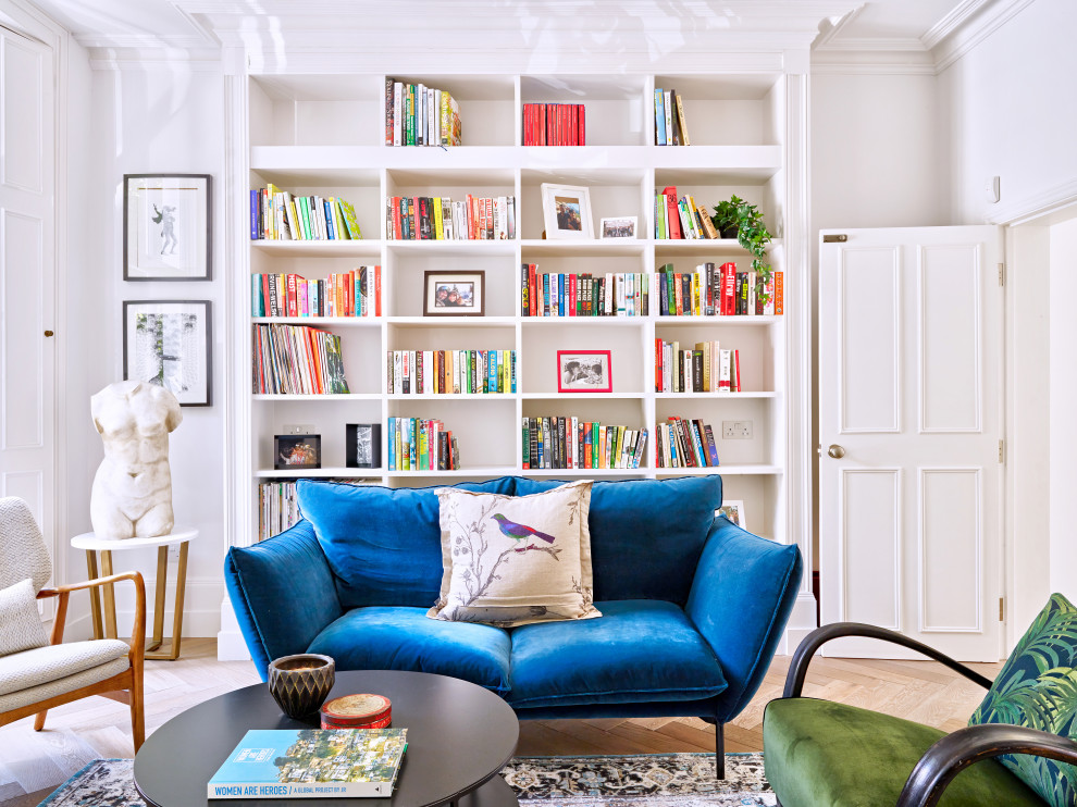 Klassisches Wohnzimmer mit weißer Wandfarbe, hellem Holzboden und beigem Boden in London
