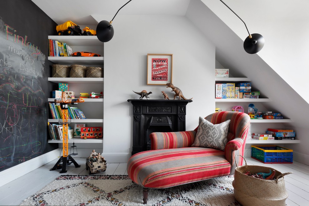 Kleines Stilmix Wohnzimmer mit weißer Wandfarbe, hellem Holzboden und Kamin in London