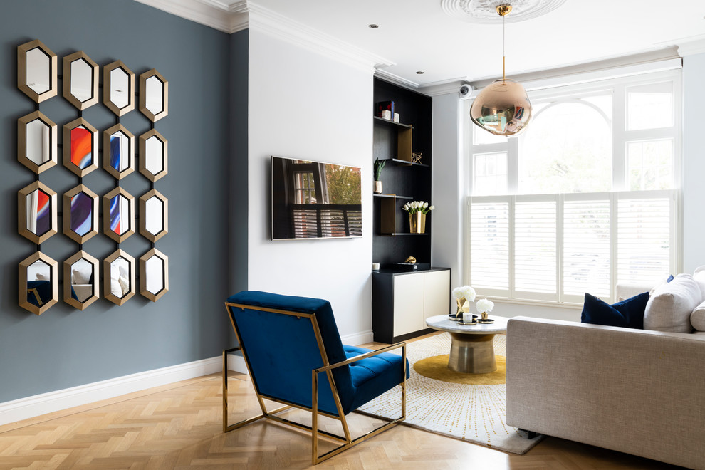 Стильный дизайн: большая открытая гостиная комната в современном стиле с телевизором на стене, серыми стенами, светлым паркетным полом и ковром на полу без камина - последний тренд