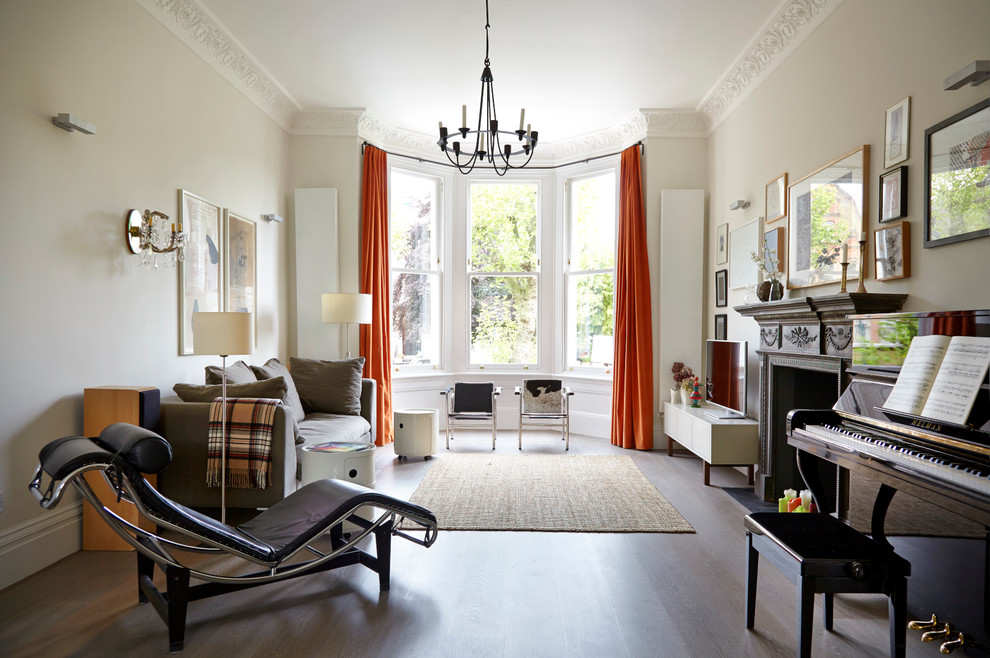 Großes, Offenes Eklektisches Wohnzimmer mit weißer Wandfarbe, braunem Holzboden, Kamin und freistehendem TV in London