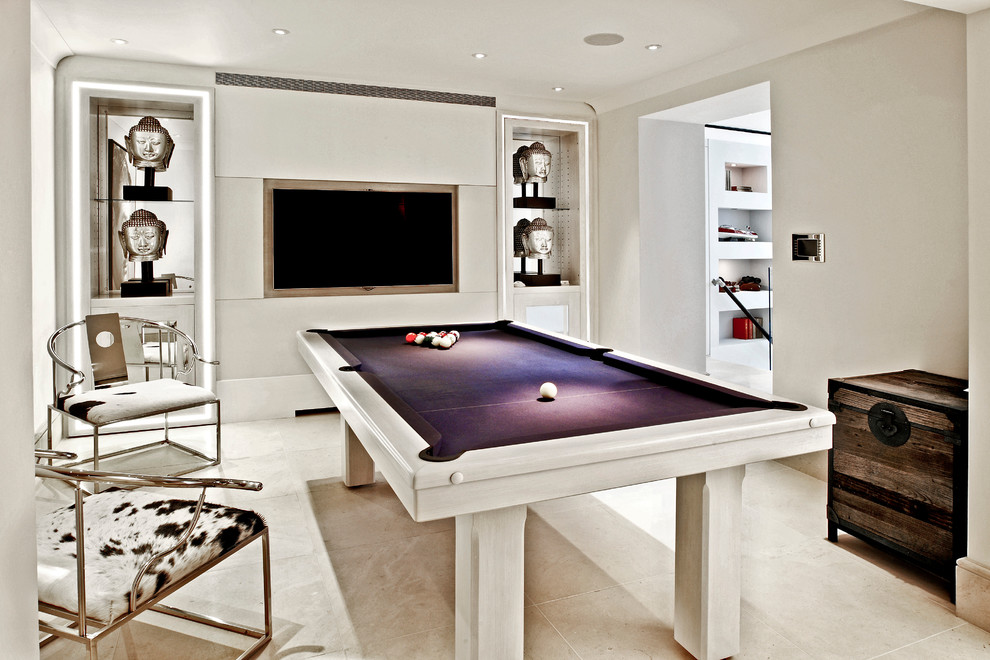 Diseño de sala de juegos en casa contemporánea con paredes blancas y televisor colgado en la pared