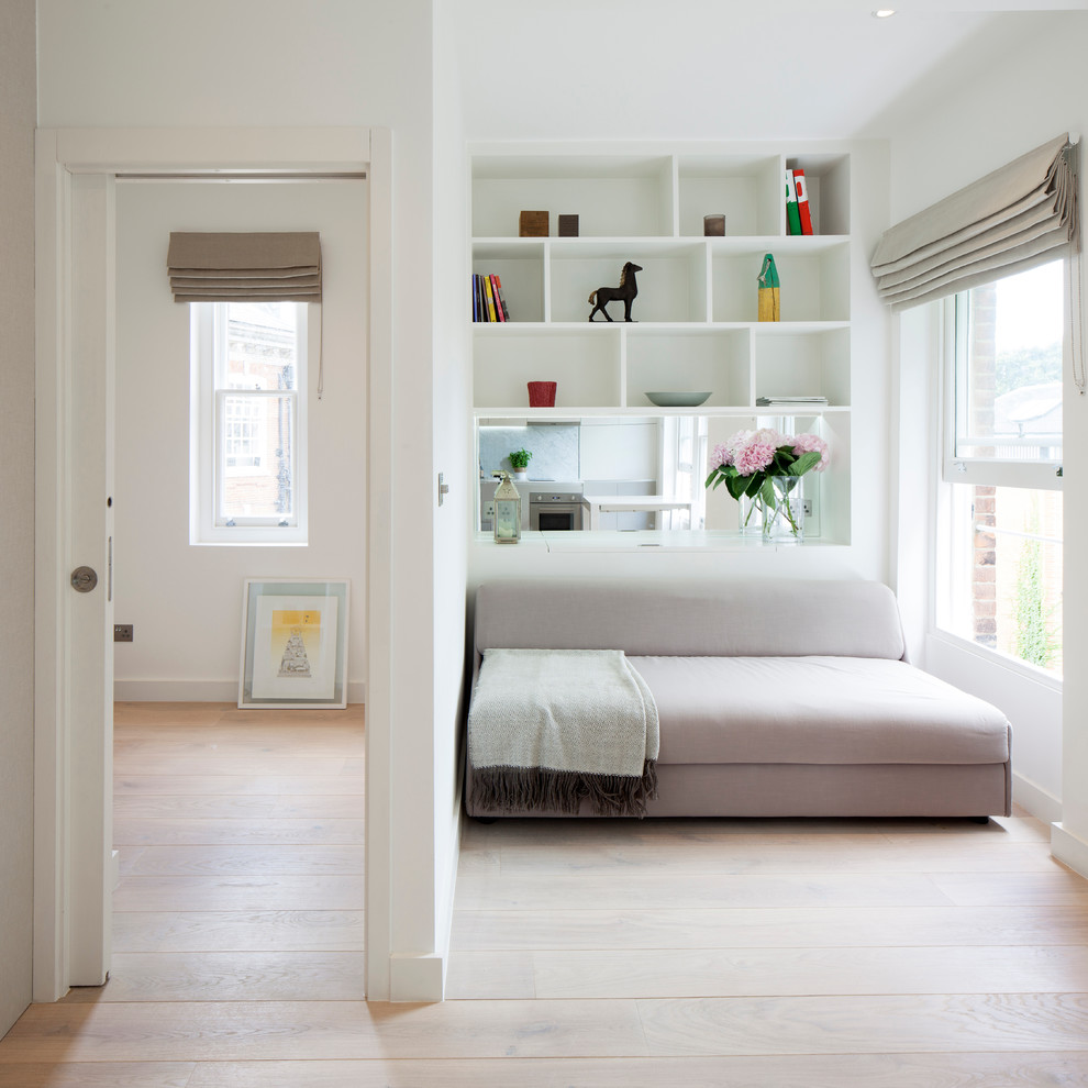 Imagen de sala de estar abierta clásica renovada pequeña sin chimenea y televisor con paredes blancas y suelo de madera clara
