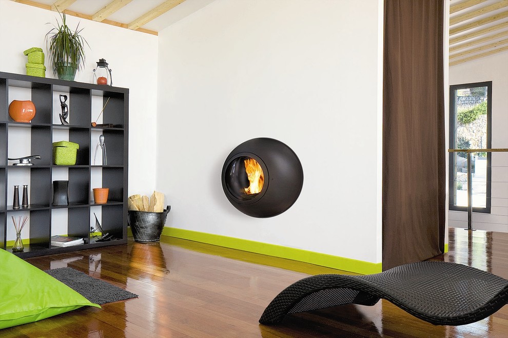 Family room - contemporary family room idea in Devon