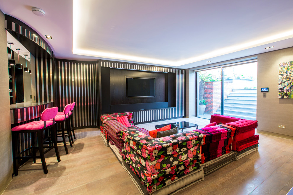 Esempio di un soggiorno design di medie dimensioni e aperto con pareti beige, parquet chiaro, pavimento beige e parete attrezzata