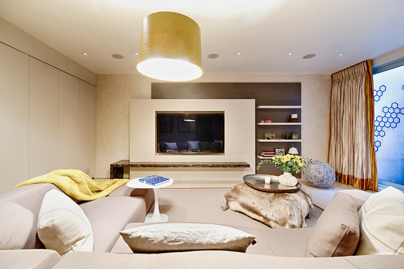 Imagen de sala de estar cerrada ecléctica grande sin chimenea con paredes blancas, suelo de baldosas de cerámica y pared multimedia