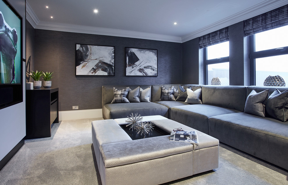 Стильный дизайн: изолированная гостиная комната среднего размера в современном стиле с серыми стенами, ковровым покрытием, телевизором на стене, серым полом и обоями на стенах - последний тренд