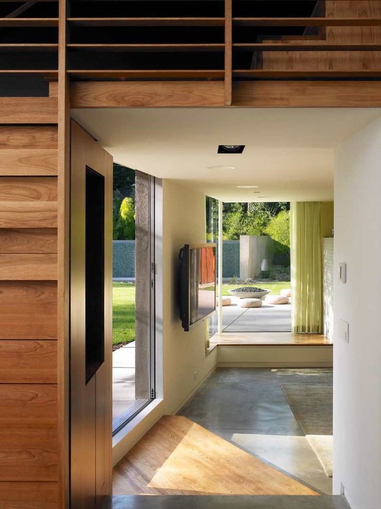 Пример оригинального дизайна: гостиная комната в стиле модернизм с бетонным полом