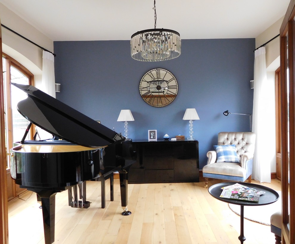 Inspiration pour une salle de séjour traditionnelle de taille moyenne avec une salle de musique, un mur bleu et parquet clair.