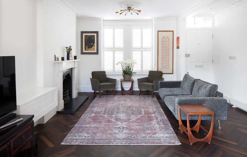 Imagen de sala de estar abierta tradicional renovada con paredes blancas, suelo de madera oscura, todas las chimeneas y televisor independiente