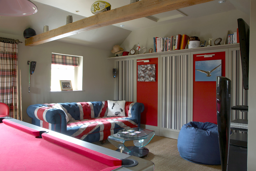Стильный дизайн: изолированная гостиная комната в современном стиле с бежевыми стенами и телевизором на стене - последний тренд