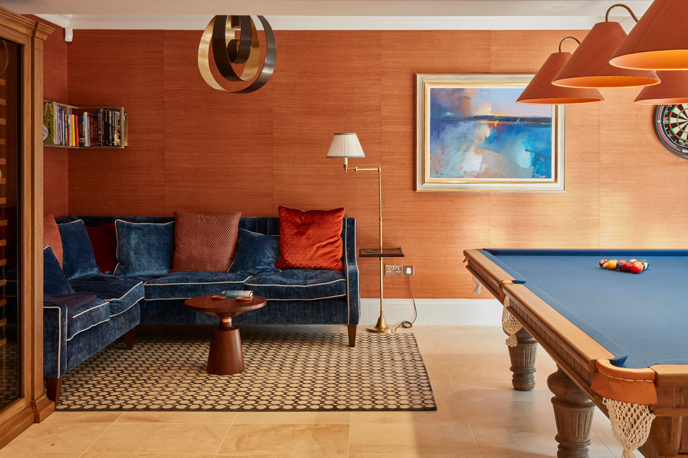 Inspiration pour une salle de séjour traditionnelle avec un mur orange et un sol marron.