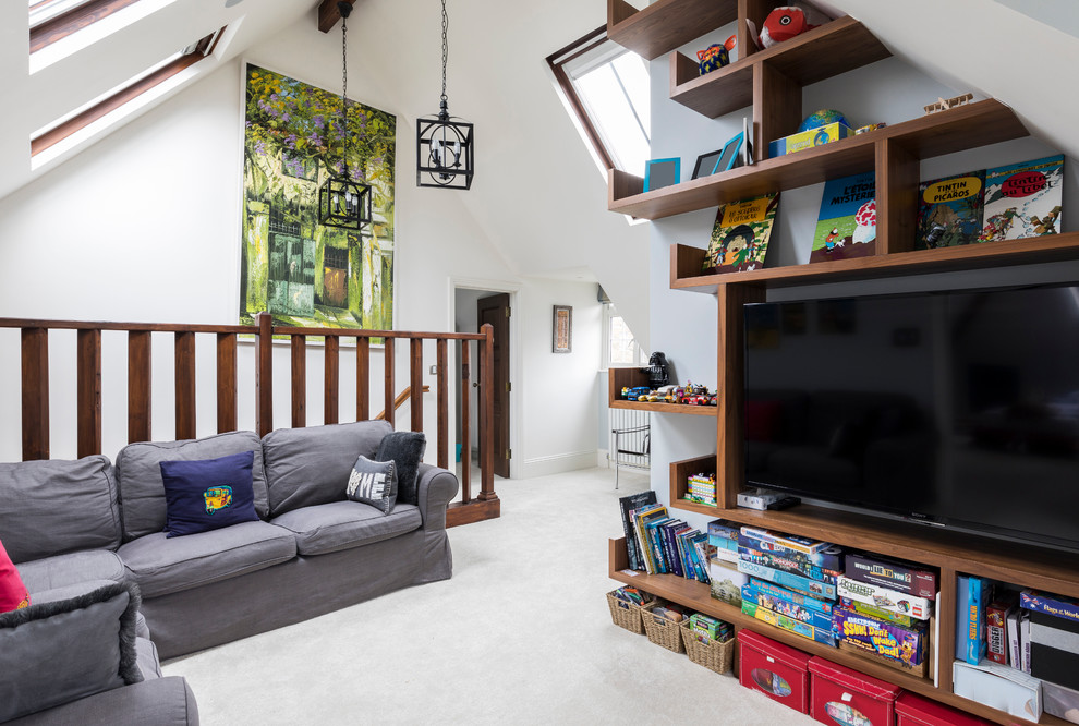 Modelo de sala de estar con biblioteca abierta contemporánea pequeña sin chimenea con paredes azules, moqueta y televisor colgado en la pared