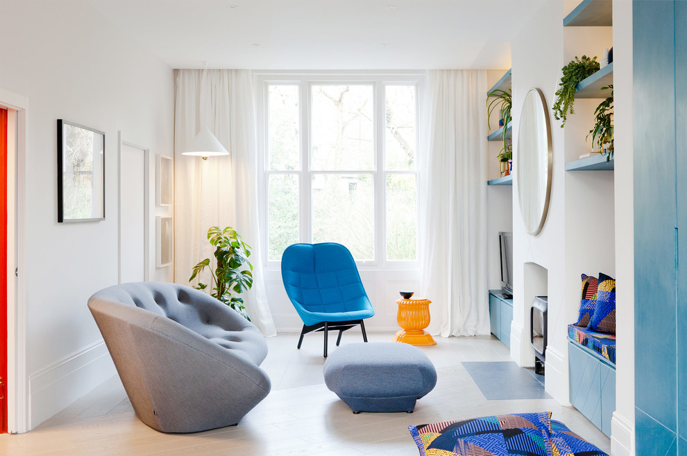 Modelo de sala de estar cerrada contemporánea de tamaño medio con paredes blancas, estufa de leña y televisor independiente